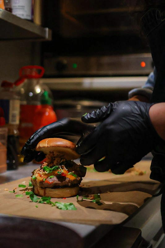 Préparation d'un burger